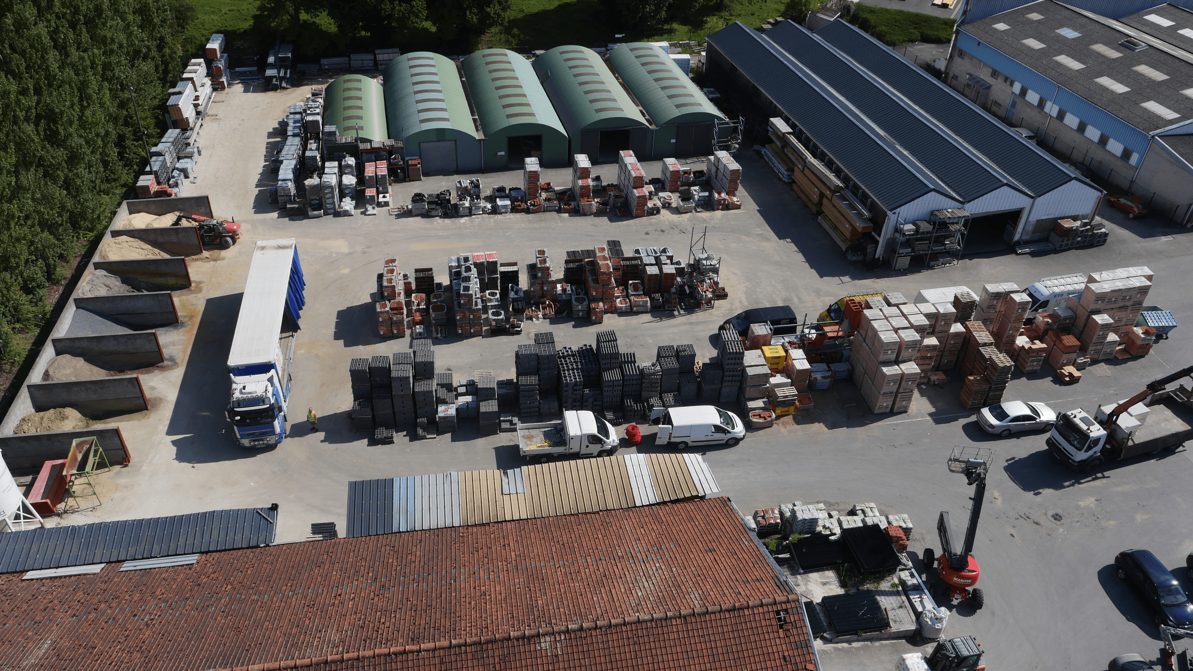 Vue aérienne d'un site industriel ou entrepôt logistique
